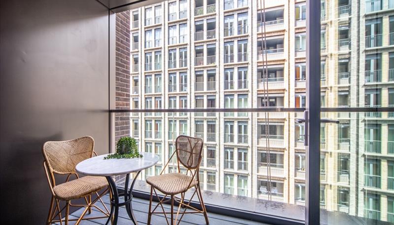 2 bed property in Charles Clowes Walk, London